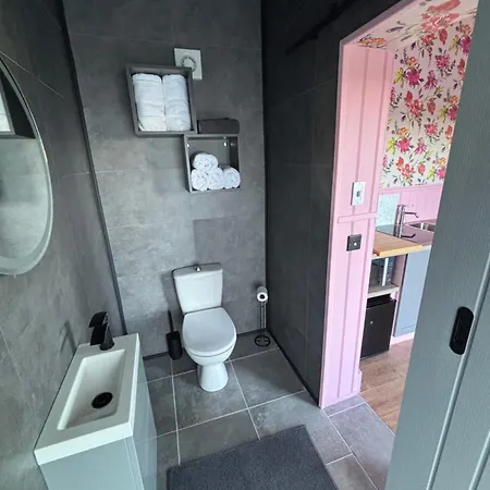 Fern Valley Tiny House شاليه